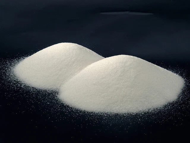 黑色背景上的兩堆白色顆粒