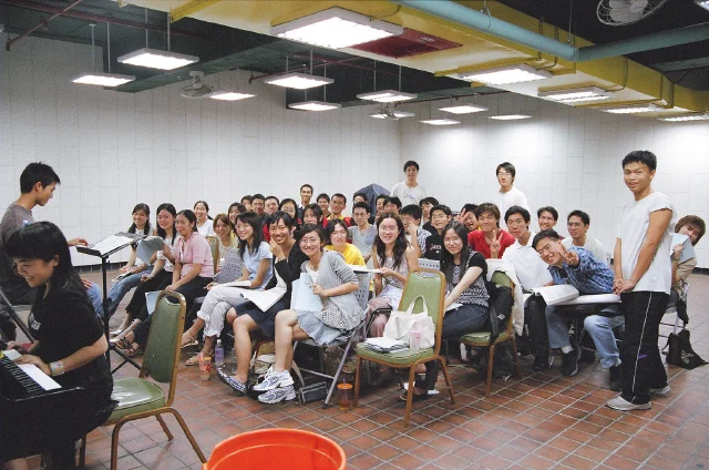 陽明合唱團團員在團練室中的合照